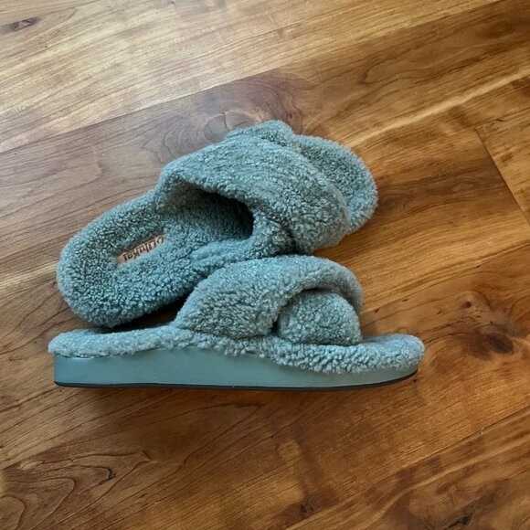 NWOT ** OluKai Hila Heu Plush Curly Shearling Sandal - Picture 6 of 6